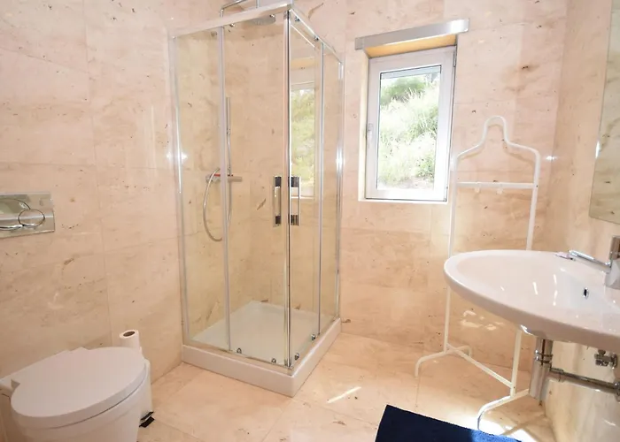 Near Sao Martinho * Salir de Porto